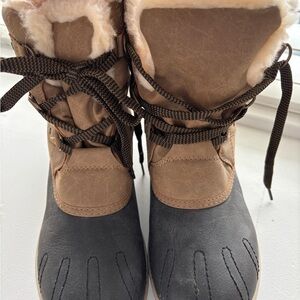 PAWZ Cream and Black Women's Boots